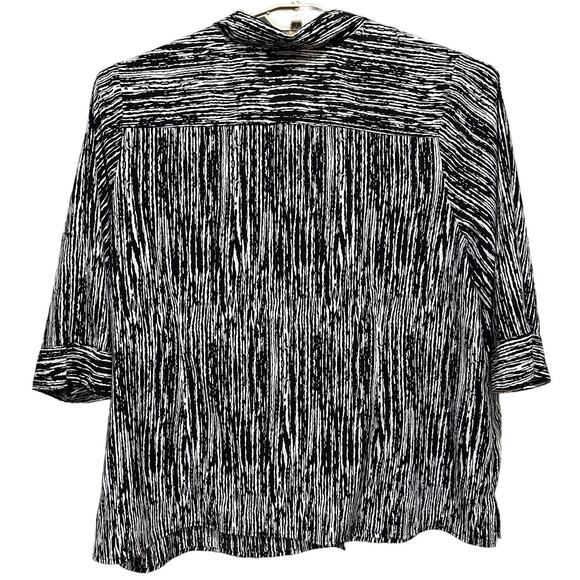 Essentials Womens Top 3X Black White Button Up 3/4 Sleeve LIGHT STAIN IN COLLAR - Picture 2 of 8